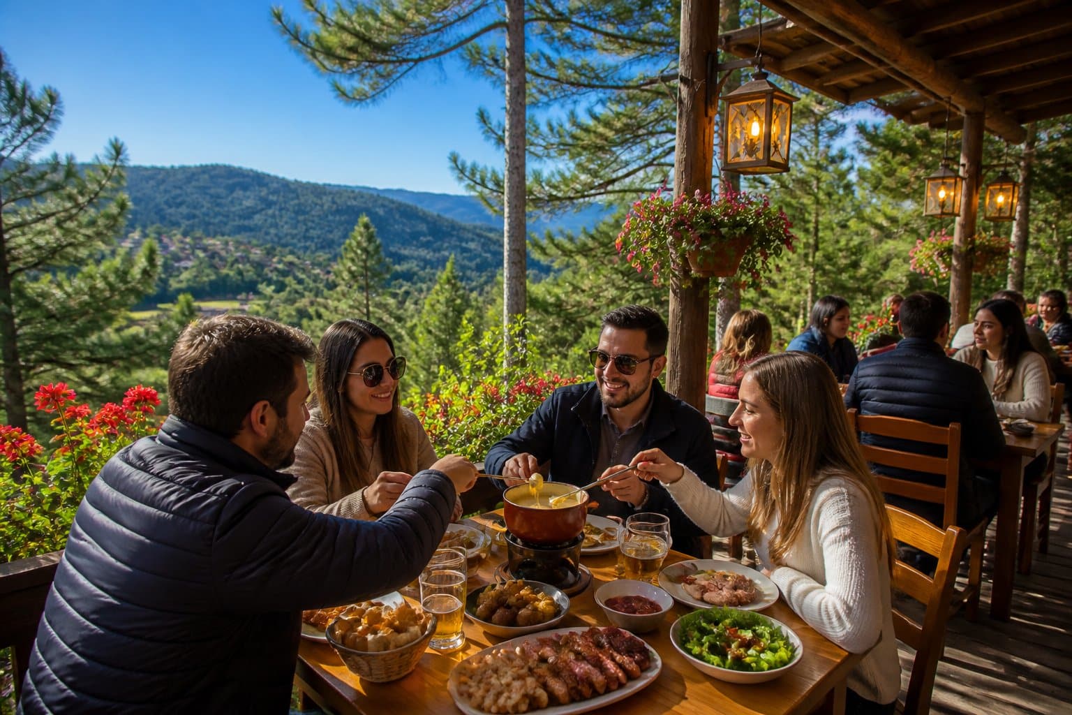 Pessoas jantando em um restaurante ao ar livre em Campos do Jordão, com mesas de madeira, árvores ao redor e montanhas ao fundo.