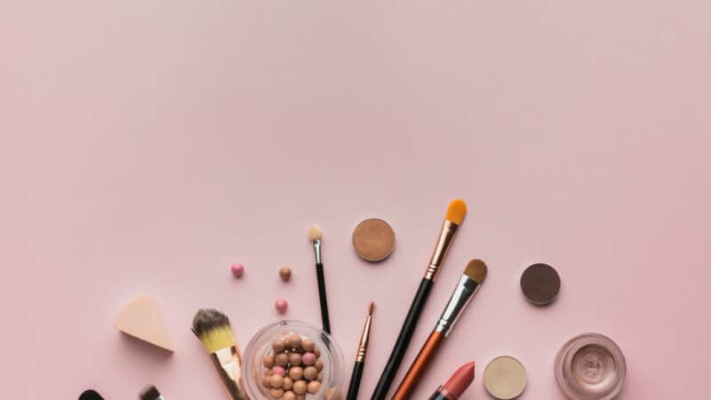 Maquiagem multifuncional: como transformar um único produto em diferentes etapas da maquiagem