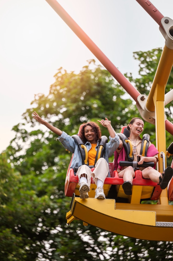 Visitar um parque de diversões é a oportunidade perfeita para viver momentos de adrenalina, diversão e muitas emoções.