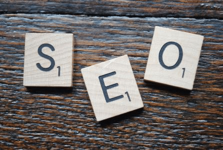 SEO e AEO: como combinar busca orgânica e respostas diretas?